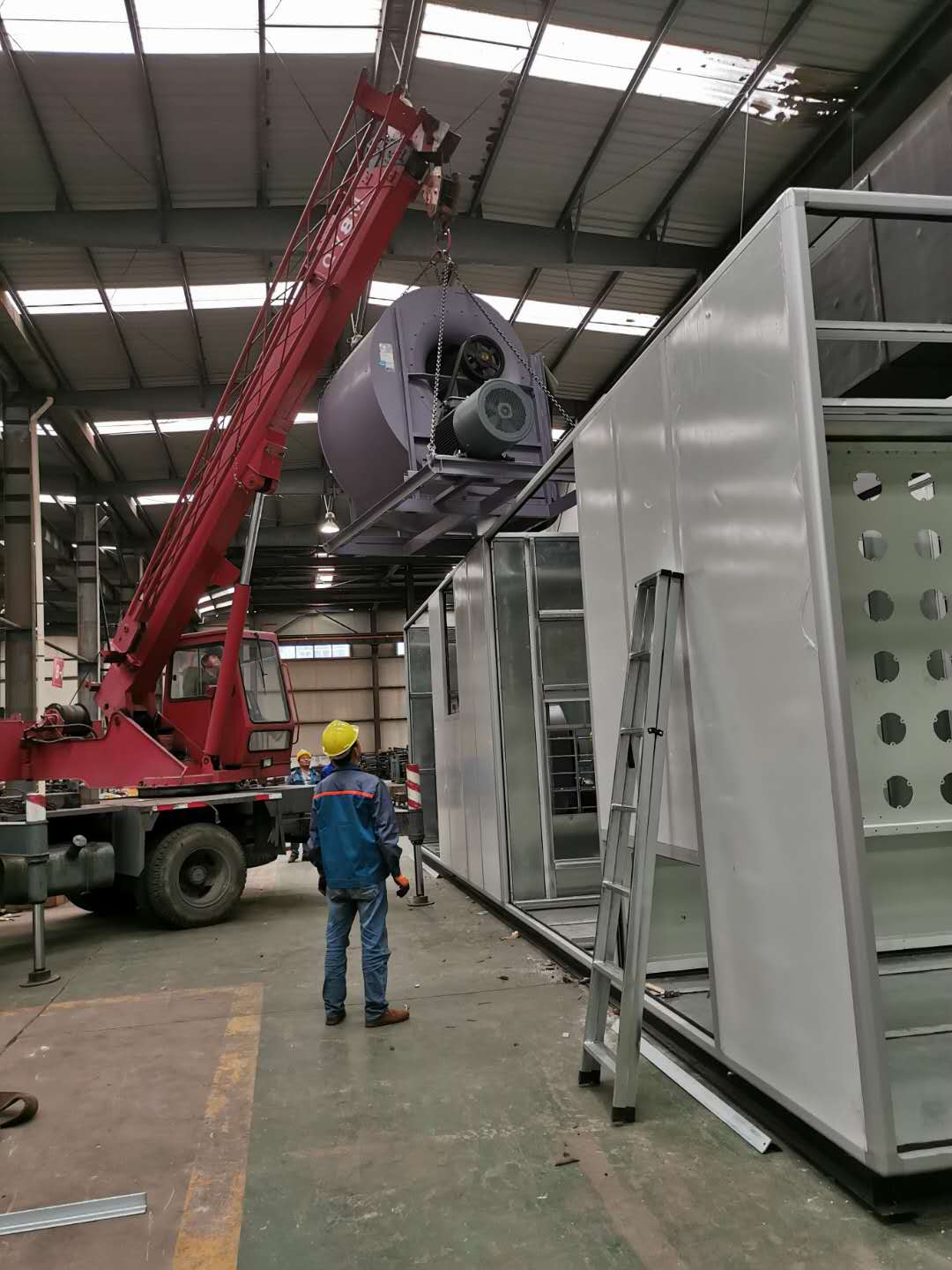 組合式空調機組為客戶(hù)現場(chǎng)安裝